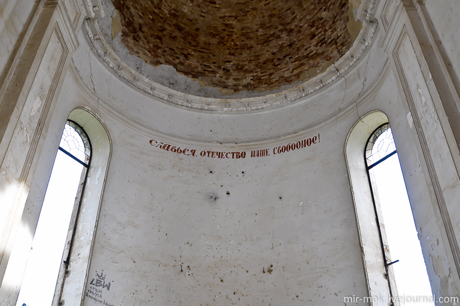 После революции башни костела были разрушены, а в здании располагался местный клуб. Одесская область, Украина