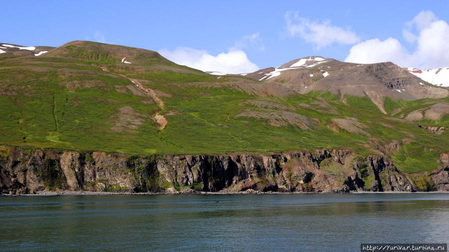 На противоположном Хусавику берегу фьорда Скъяулфанди никто не живет. Там крутые скалы и нет удобных бухт Хусавик, Исландия