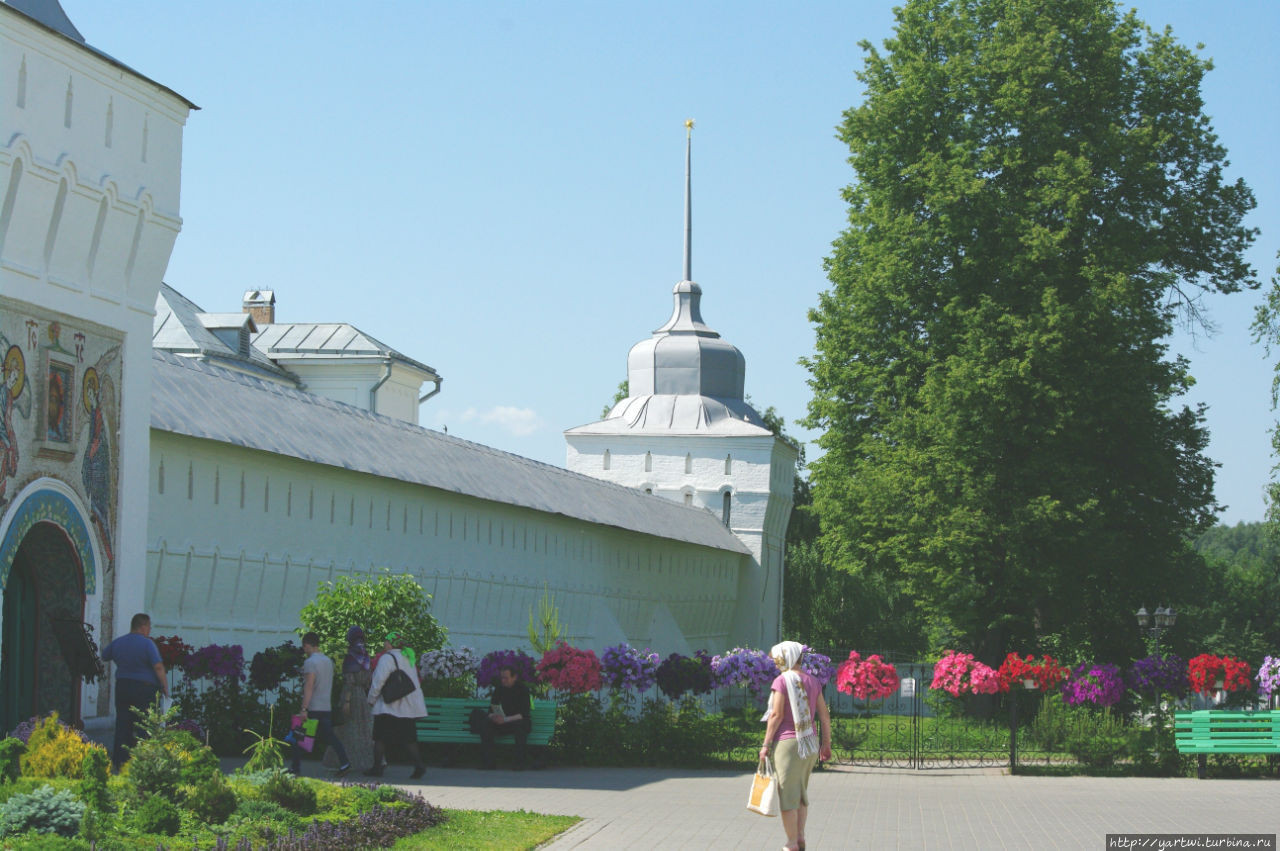Панорама входа в Толгский монастырь со стороны хозяйственного двора и монастырской гостиницы. Толга, Россия