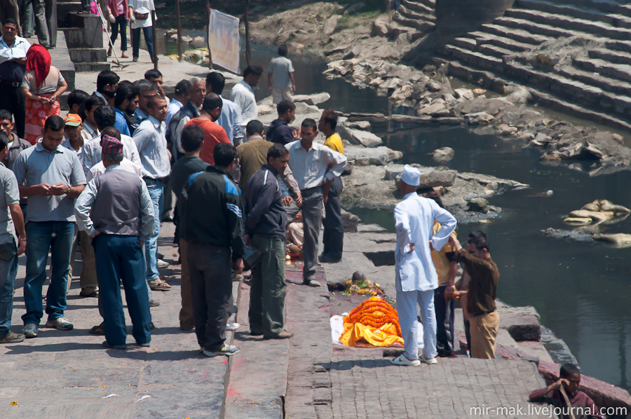 Тело умершего сначало омывают священной водой из Багмати, затем накрывают ритуальной тканью, предварительно сняв с него все земные одежды, потом предают огню, а прах высыпают в реку, тем самым отправляя душу человека в лучшие миры. Катманду, Непал
