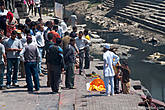 Тело умершего сначало омывают священной водой из Багмати, затем накрывают ритуальной тканью, предварительно сняв с него все земные одежды, потом предают огню, а прах высыпают в реку, тем самым отправляя душу человека в лучшие миры.