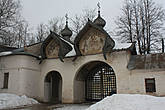 Красивые ворота монастыря