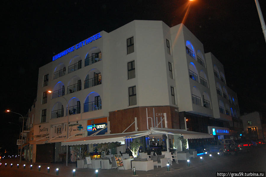 Вечерний променад по центру Ларнаки Ларнака, Кипр