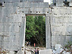 Дверной проем римского храма с другой стороны