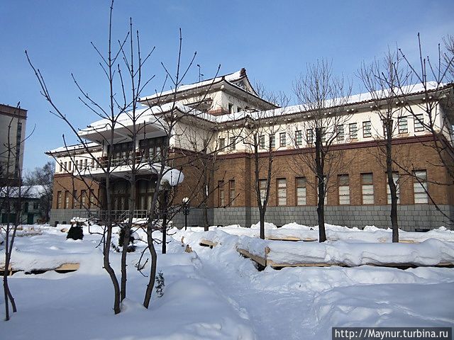 Здание имеет формы японской средневековой архитектуры под названием Здание имеет формы японской средневековой архитектуры под названием