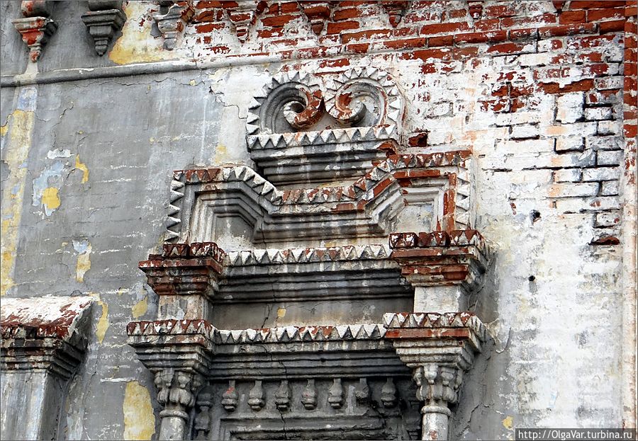 Деталь на разрушенном соборе Далматово, Россия