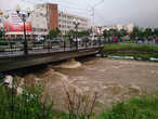 Вода уже подошла вплотную к настилу основных мостов, связывающих две части Магадана.