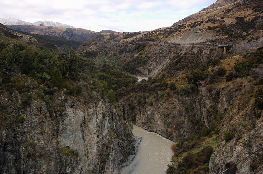 Поезд идет вдоль ущелья реки Ваймакарири Греймаус, Новая Зеландия