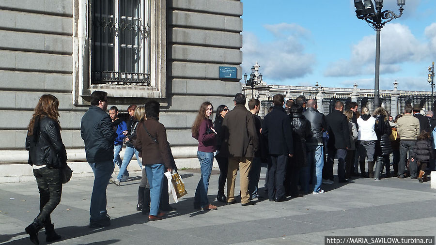 Конец очереди в Королевский дворец Конец очереди в Королевский дворец