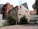 Старая синагога (Alte Synagoge).  Самая старая синагога, сохранившаяся на территории Европы, находится в Эрфурте, к востоку от соборной площади в непосредственной близости от моста Кремербрюке, во внутреннем дворе блока зданий, расположенных на Рыбной площади и по улицам Михаэлисштрасе и Ваагештрасе.