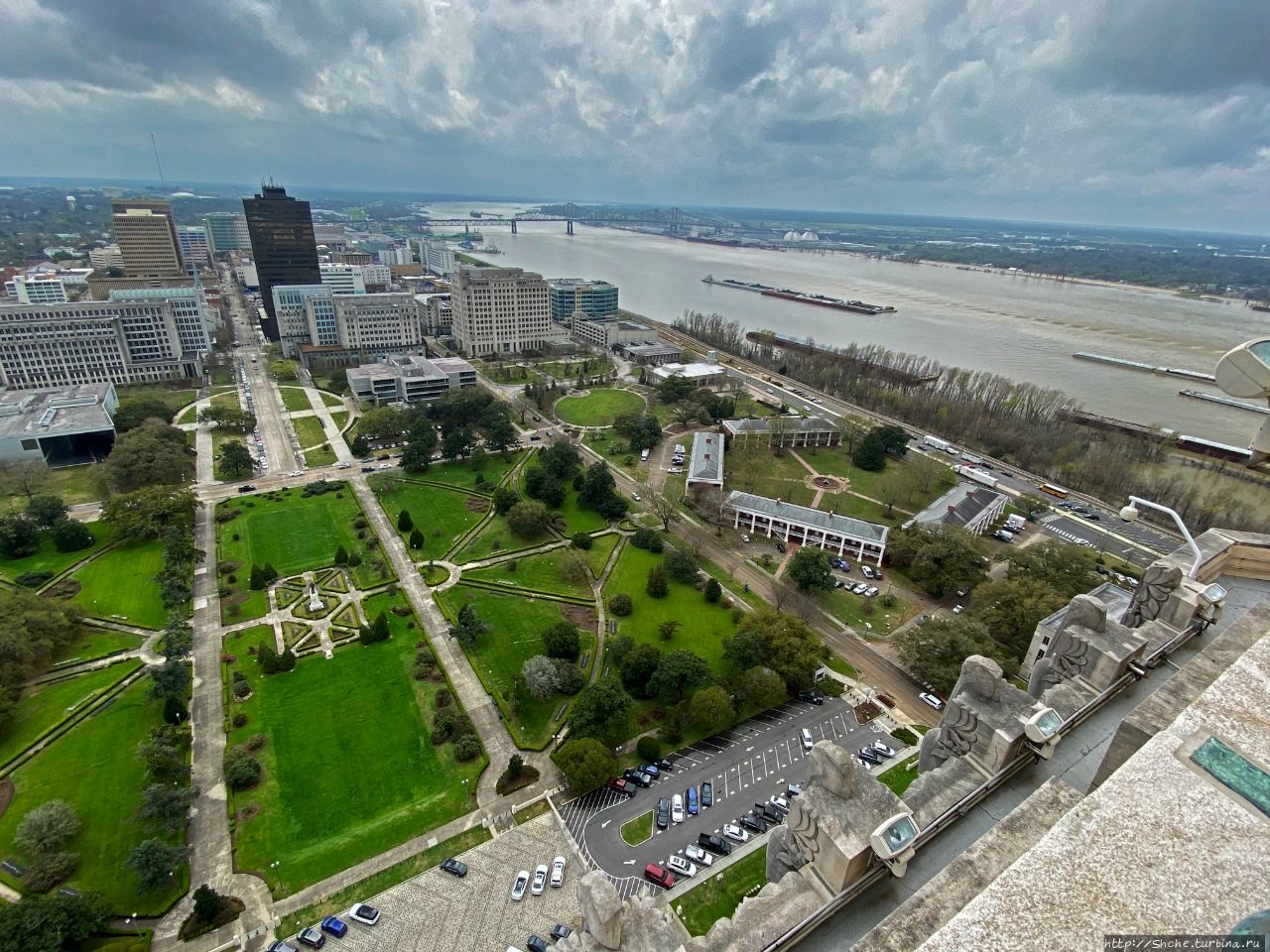 Столица Батон Руж, река Миссисипи с Капитолия штата Луизиана.