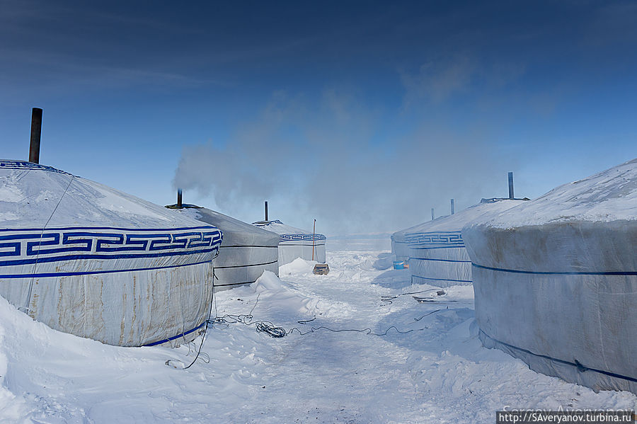 Рыбацкая юрточная база на льду Хужир, остров Ольхон, Россия