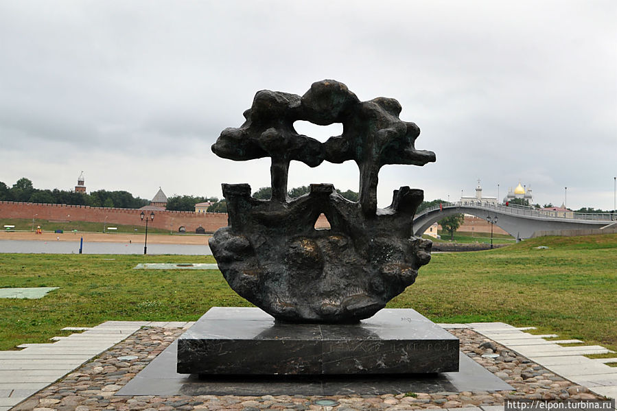 … Этот знак, установленный в 2009 году, символизирует торговые связи Новгорода с Ганзейским союзом — на композиции два древних корабля с парусами в виде сплетенных крон деревьев. … Этот знак, установленный в 2009 году, символизирует торговые связи Новгорода с Ганзейским союзом — на композиции два древних корабля с парусами в виде сплетенных крон деревьев.