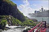 Вот здесь уже видно канадский берег с гостиницами, причем со стороны Канады дома расположены как будто совсем у водопада. А с американской стороны к водопаду примыкает парк...
*