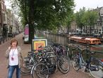 Впечатлений от Амстердама очень много  (настолько   город  необычный), фотографий тоже, погода для Амстердама была типичная. Нам повезло: дождь пошел не сразу, но немного времени для самостоятельной прогулки по Амстердаму отнял. Теперь по порядку ...