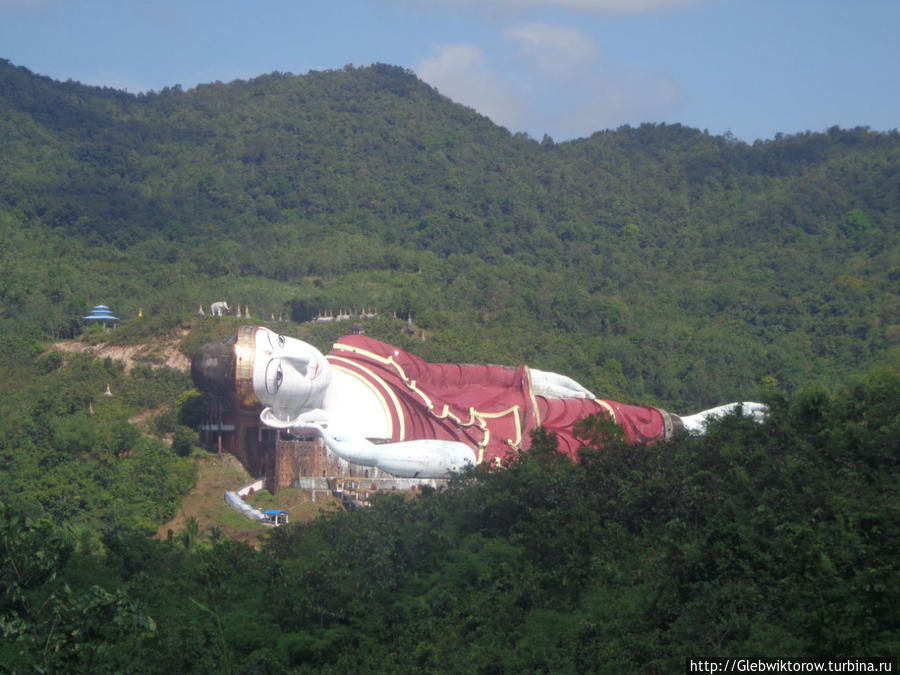 Подъем на холм в центре медитации Вин Сейн Мудон, Мьянма