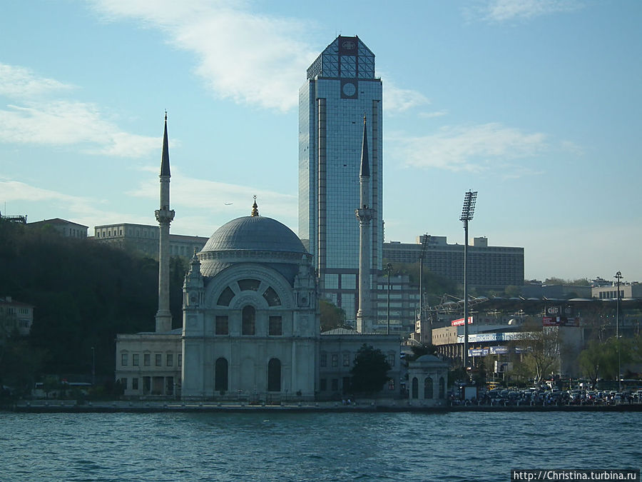 Типичный контраст Стамбула. На первом плане небольшая мечеть, а за ней высотный современный пятизвездочный отель Ритц. Стамбул, Турция