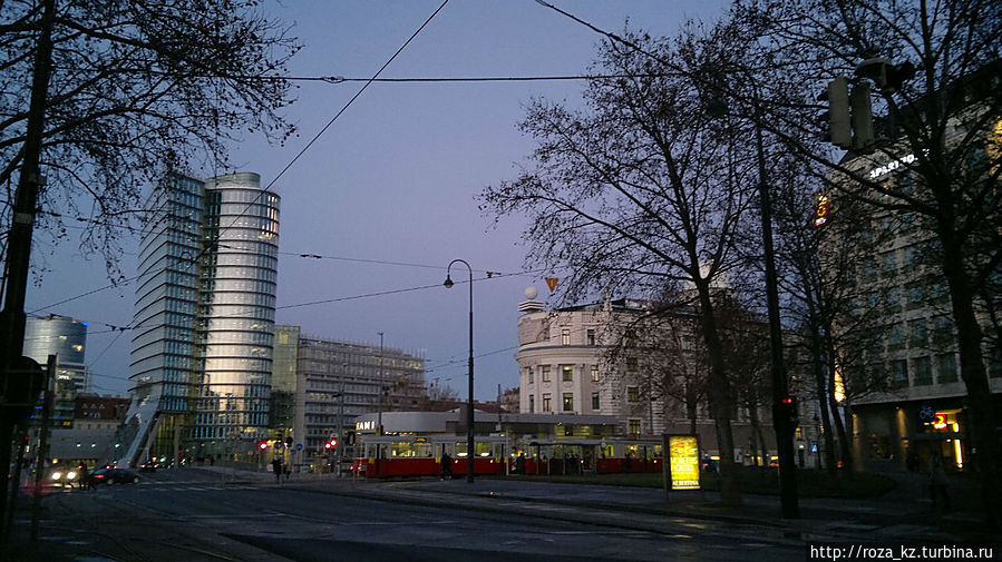 справа здание отеля и трамвай 1 в направлении ринга Вена, Австрия