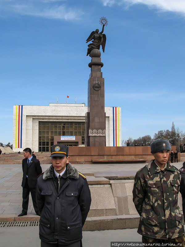 Служба безопасности перед историческим музеем на площади Ала-Тоо. Бишкек, Киргизия