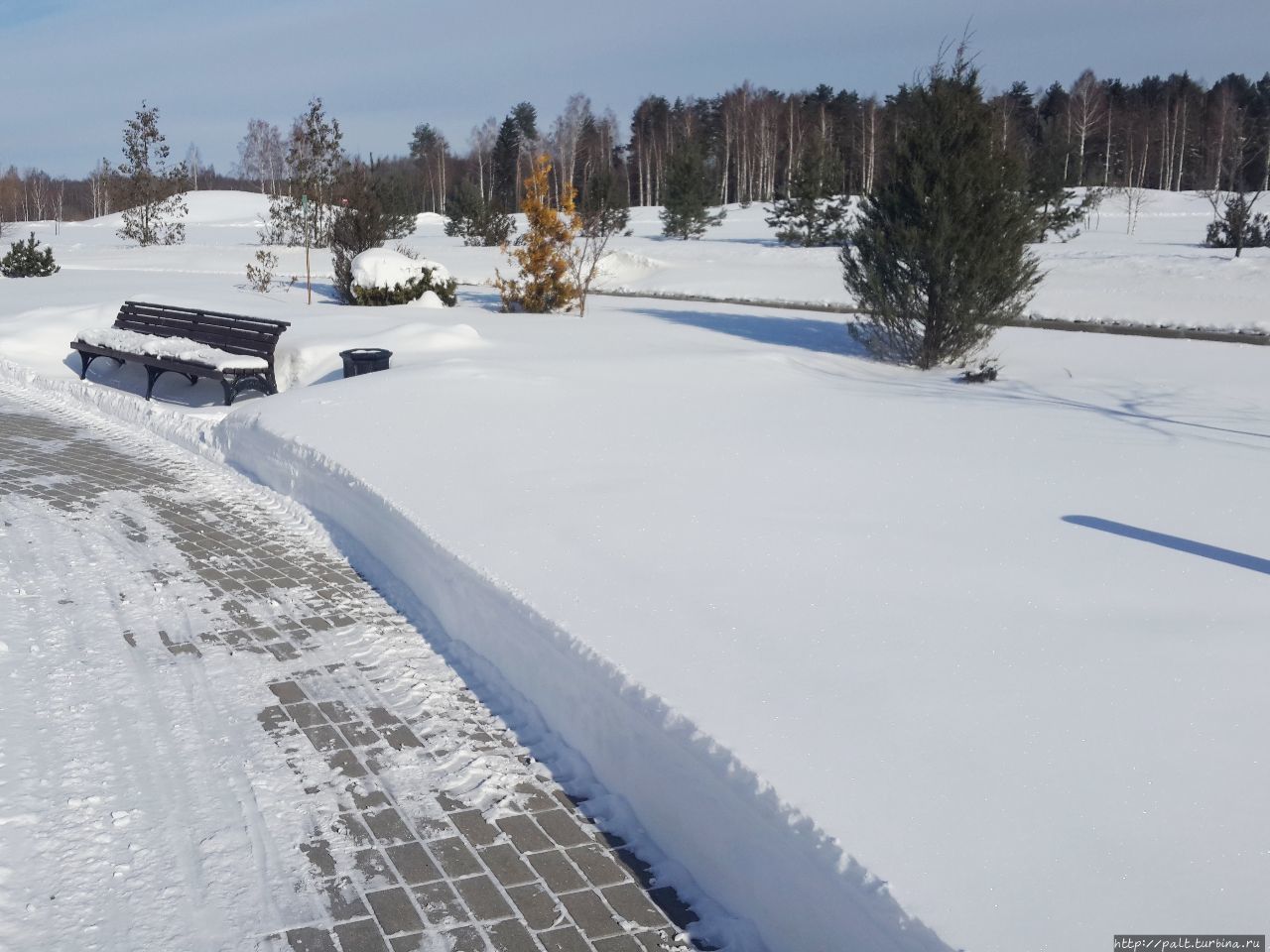 Вот такой мартовский слой снега около отеля Вараксино, Россия