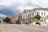 Городок крошечный, единственная улица коротенькая. Странно, но похоже застройка советской эпохи это место обошла лесом.