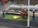 После самостоятельной прогулки с покупкой сувениров, обедом, дождем находим пристань. Нас ждет прогулка по каналам Амстердама.