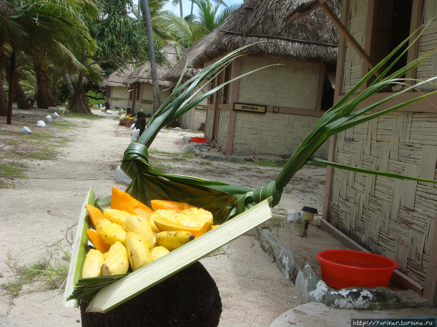 У каждого домика всегда была корзина с тропическими фруктами Остров Дравака, Фиджи