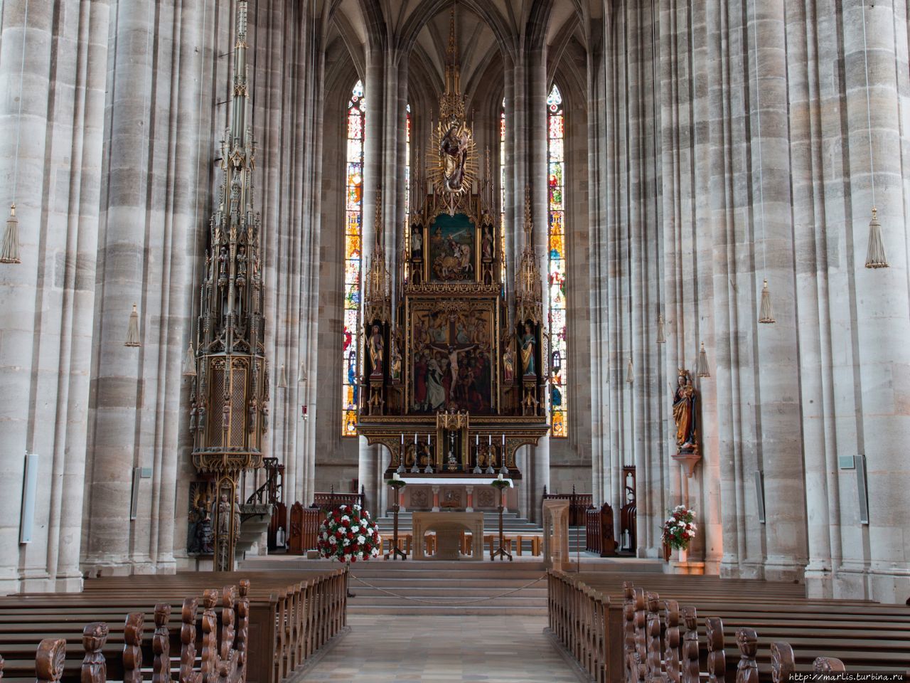 Главный алтарь выполнен в 1642 году  с использованием скульпруты распятия 1490 года, реставрация проведена в 1856 году. Фото из интернета Динкельсбюль, Германия