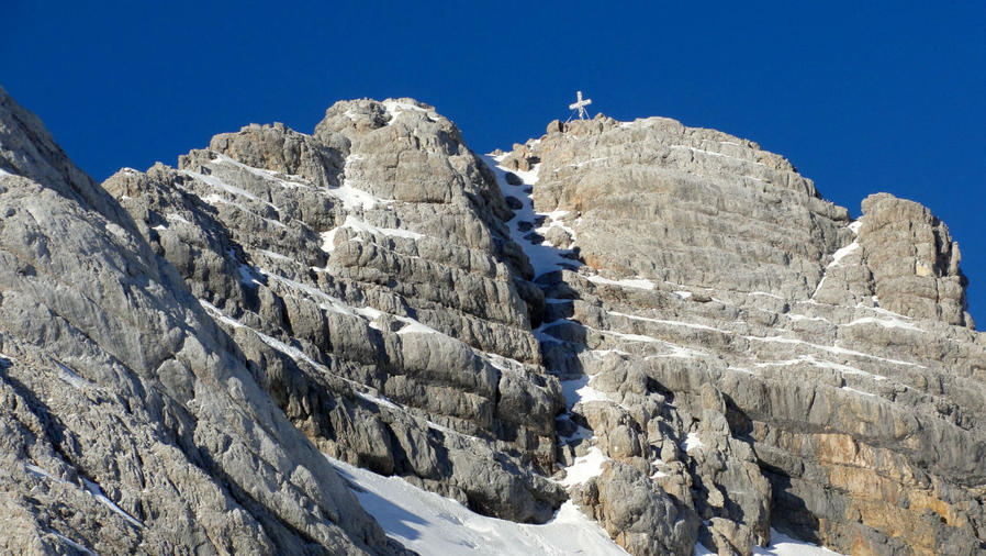 Крест стоит на высоте 2998 м. Хотя австрийцы всегда красиво округляют до 3000. Рамзау-ам-Дахштайн, Австрия