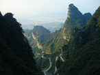 Вид на город Чжанцзяцзе и серпантин Тунтянь (Небесное шоссе) с горы Тяньмэнь (Небесные Врата)