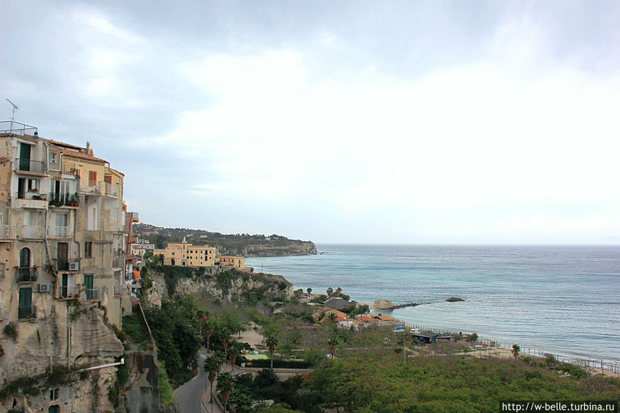 Тропея расположена на скале из вулканического туфа. Город как будто стоит на острове, защищенный крутыми склонами и глубокими ущельями. Тропея расположена на скале из вулканического туфа. Город как будто стоит на острове, защищенный крутыми склонами и глубокими ущельями.