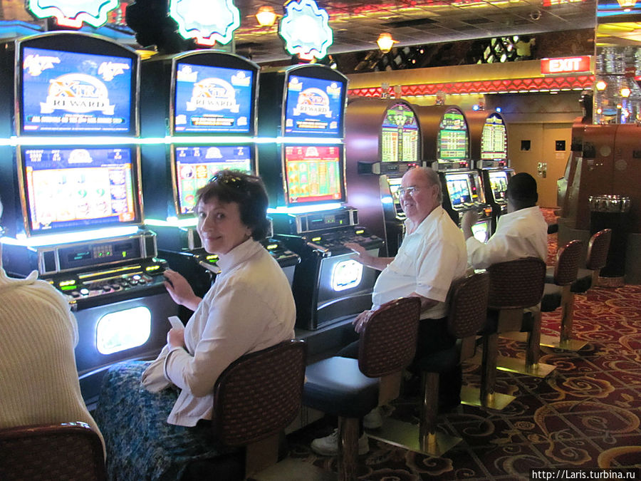 В казино. Фотографировать запрещено. Но мы все-таки сделали снимок на память. В автоматы играют в основном пенсионеры. Они и составляют основную массу посетителей. Игра в автоматы занятие довольно скучное. А вот в рулетку поинтереснее. Я купила фишек на 10 баксов и выиграла 90. В казино. Фотографировать запрещено. Но мы все-таки сделали снимок на память. В автоматы играют в основном пенсионеры. Они и составляют основную массу посетителей. Игра в автоматы занятие довольно скучное. А вот в рулетку поинтереснее. Я купила фишек на 10 баксов и выиграла 90.