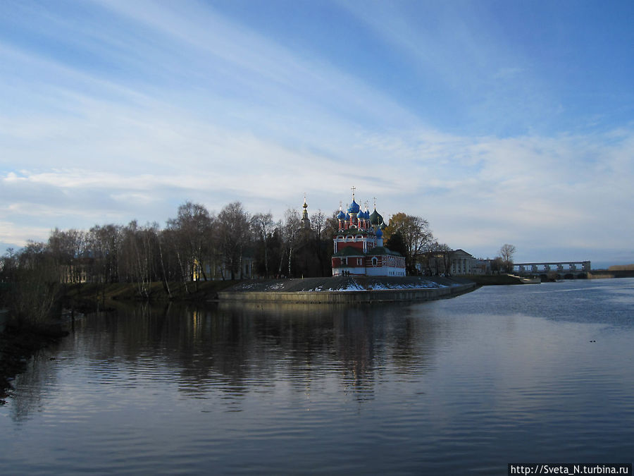 Вид на Угличский кремль от причала Углич, Россия