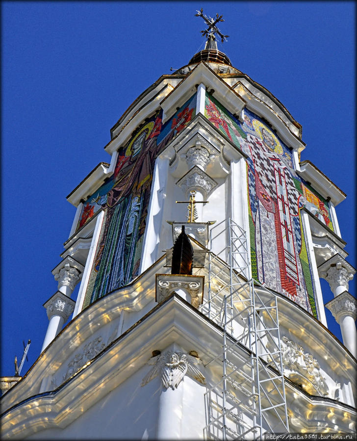 Венчает церковь крест, под ним маяк и земной шар, который светится в темноте.
* Малореченское, Россия