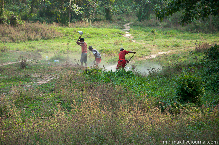 По дороге встретили рабочих, которые отчаянно долбили, неведомо для чего, землю. Непал
