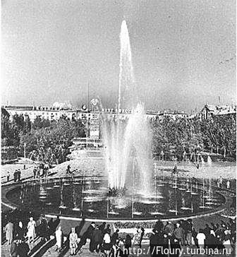 Таким был фонтан на пл.Маяковского в 50-е годы ХХ века. Ретро-фотография с http://www.life.zp.ua/ Запорожье, Украина