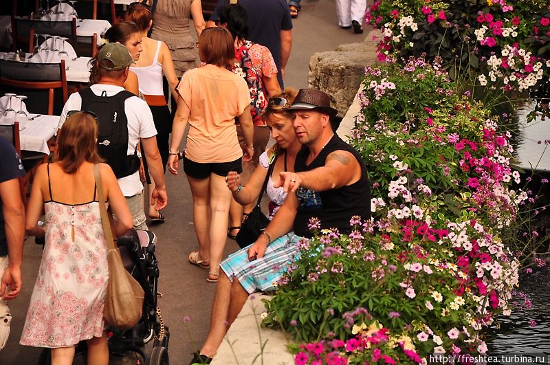 Летом, особенно в дни фестивалей, на узких набережных каналов горожане (из чуть больше 50.000) и гости (их за сезон прибывает до 1,5 миллионов) — в броуновском движении. Но обилие цветов  делают эти прогулки приятными, а посиделки в уличных кафе — душевными. Анси, Франция