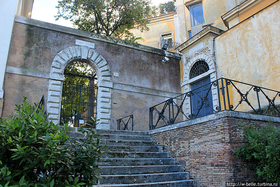 Панорамная тропа холма Яникул в солнечный ноябрьский день Рим, Италия Панорамная тропа холма Яникул в солнечный ноябрьский день Рим, Италия