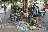 Оказывается, индийцы очень даже любят читать газеты...
*