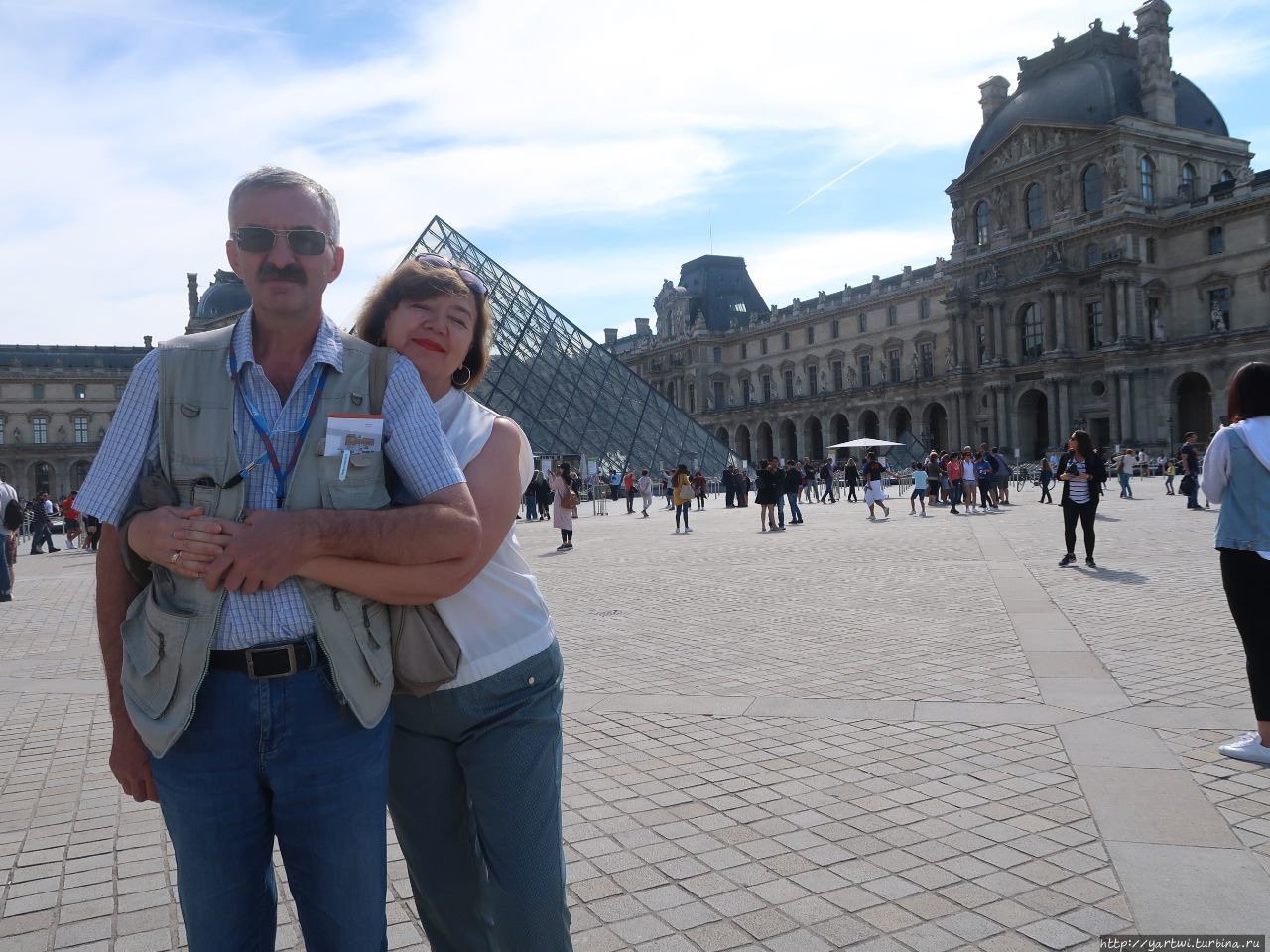 Делаем фотографию на память на фоне Лувра и Париж, Франция