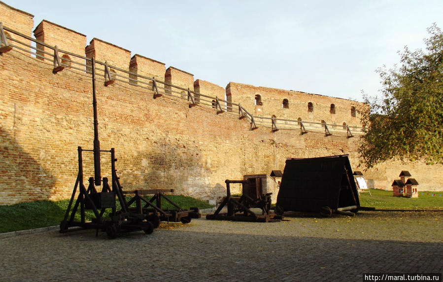 Осадные орудия, с которыми враги шли на приступ замка Луцк, Украина