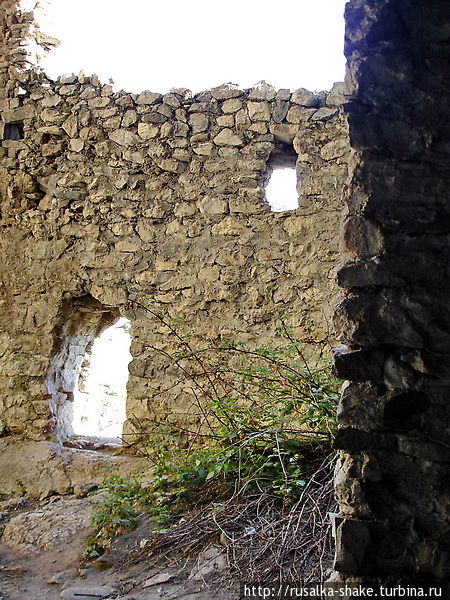 Дзивгисская крепость - крупнейшая наскальная в Осетии