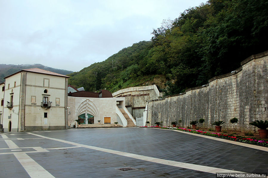 Перед сантуарием находится просторная площадь, с правой стороны которой расположена современная базилика (2000 г.).