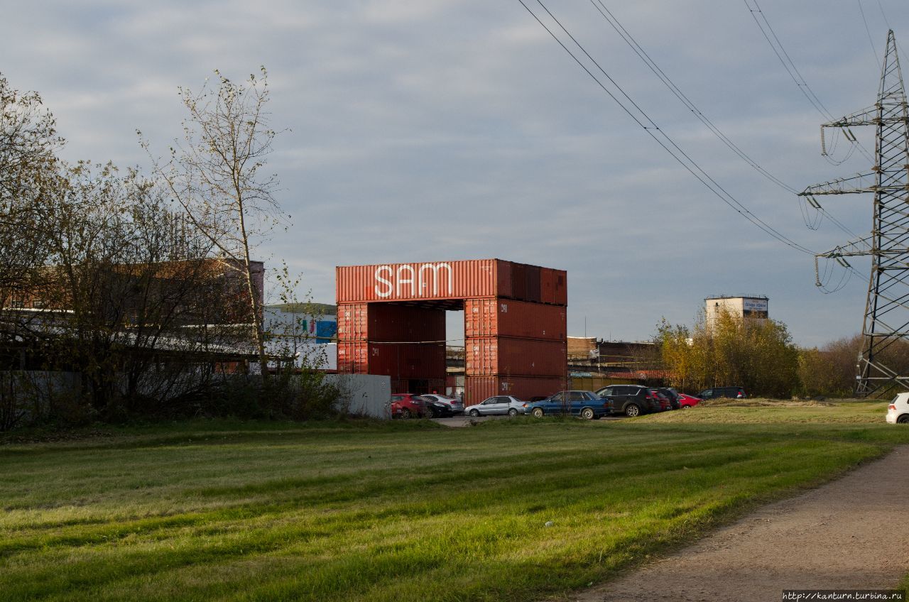 Красные морские контейнеры на входе в Музей стрит-арта Санкт-Петербург, Россия