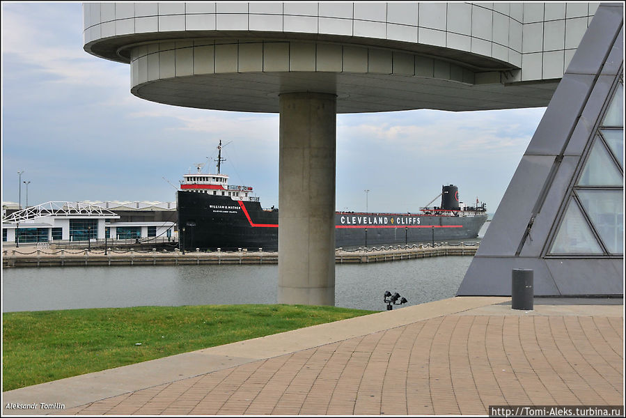 Ну, и опять соседи — два музея...
* Ну, и опять соседи — два музея...
*