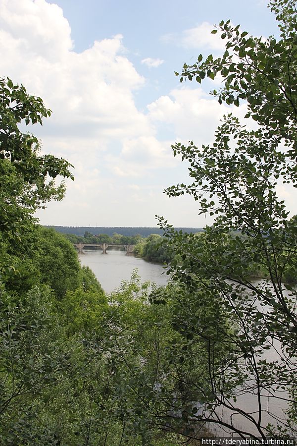Петрово-Дальнее расположено на высоком берегу Москвы-реки Петрово-Дальнее расположено на высоком берегу Москвы-реки