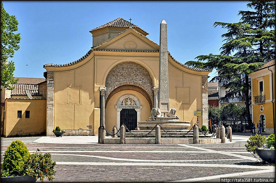 Церковь Святой Софии, заложенная в VIII в. лангобардами. Беневенто, Италия
