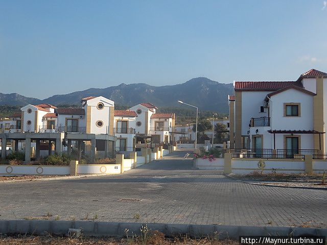 Практически вся территория по обеим сторонам дороги застроена пока пустующими современными домами, коттеджами под ключ для англичан. Кирения, Турецкая Республика Северного Кипра