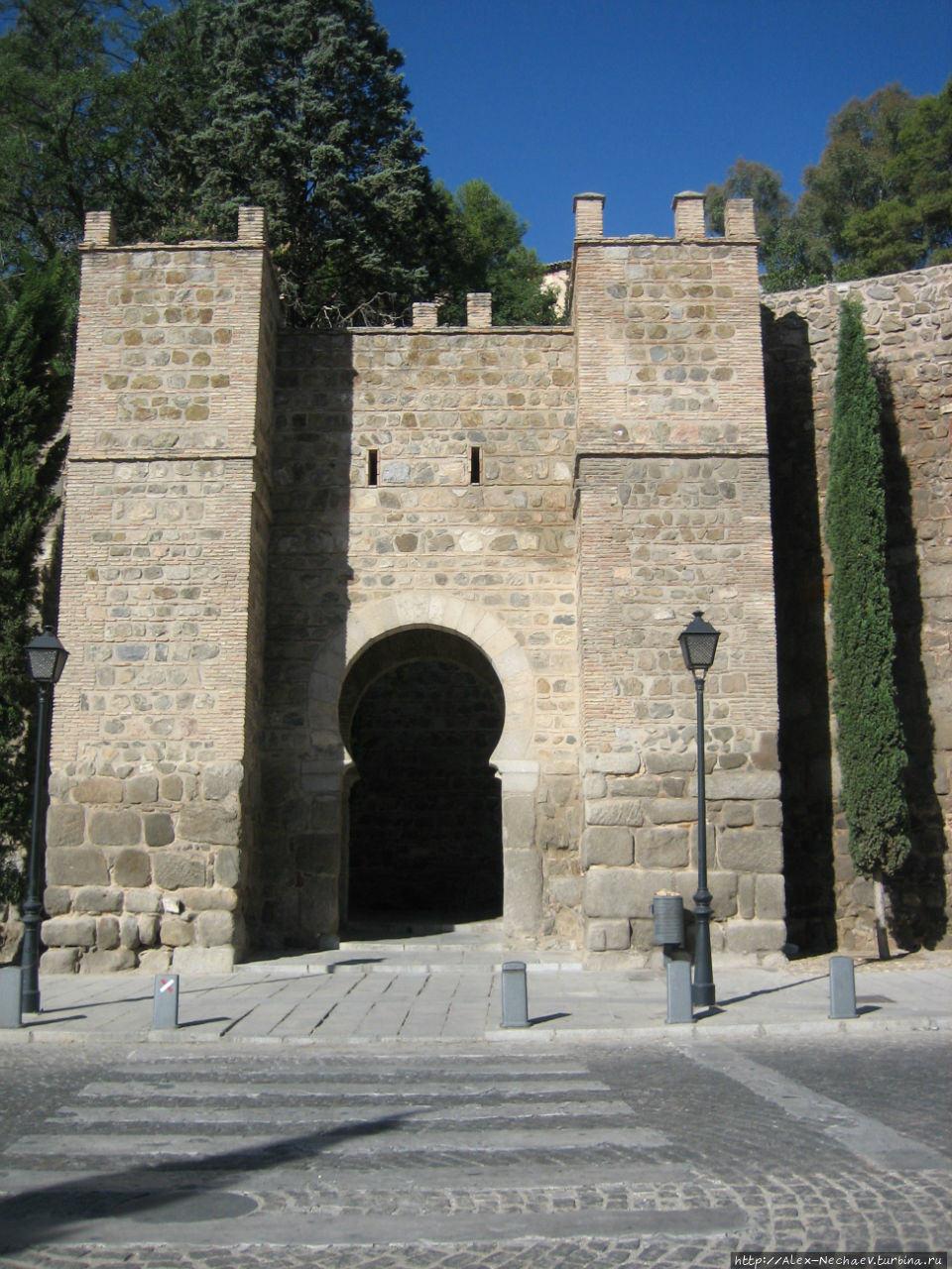 Подковообразная арка на входе в старый город. Толедо, Испания