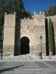 Подковообразная арка на входе в старый город.